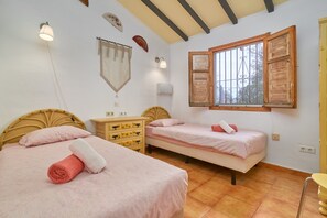 3 bedrooms, iron/ironing board, free WiFi, bed sheets