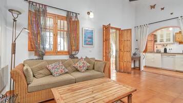 Télévision, cheminée, chaîne hi-fi