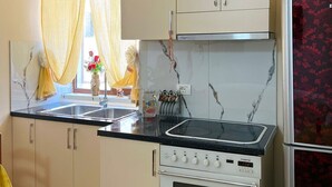 Standard Triple Room | Private kitchen - GuestHouse EnSal (Berat)