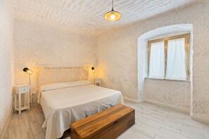 2 عدّة غرف نوم وملاءات أسرّة