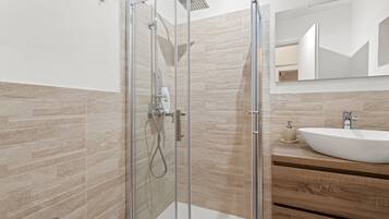 Dusj, hårføner og håndklær