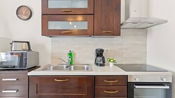 Frigorifero, microonde, forno, piano cottura