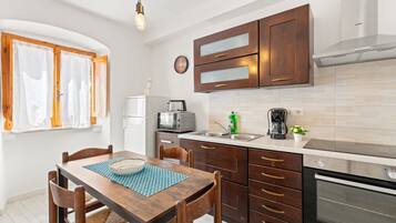 Køleskab, mikrobølgeovn, ovn, kogeplade