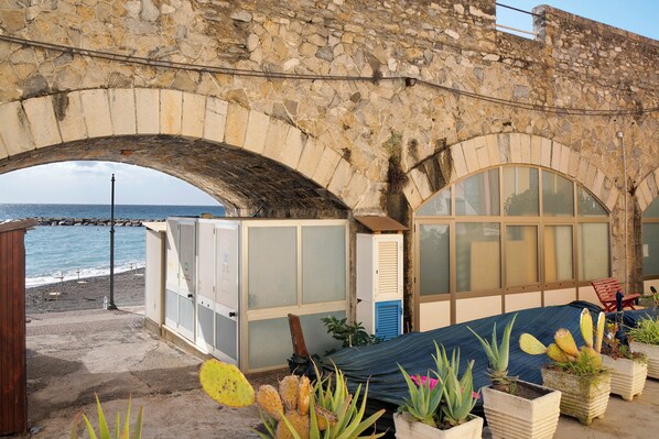 Una spiaggia nelle vicinanze