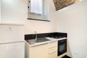 Fridge, oven, stovetop, cookware/dishes/utensils - Apartment 'Primo Mare, Borgo Dei Pescatori' with Wi-Fi (Cervo)