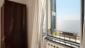 A room with a view of the sea, a radiator, and a dark wooden door. - Apartment 'Sardegnoli, Borgo Dei Pescatori' in Cervo, near the Beach (Cervo)