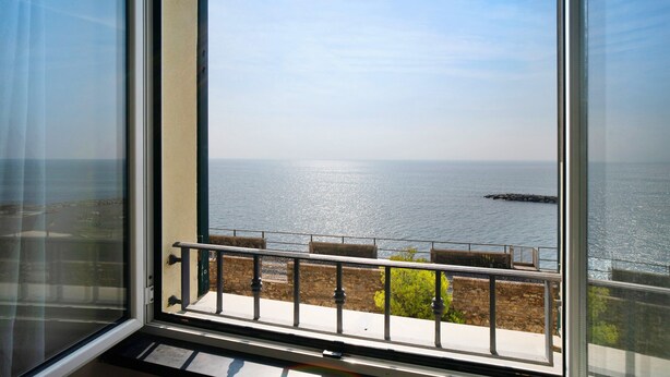 A balcony with a view of the sea and a distant island. - Apartment 'Sardegnoli, Borgo Dei Pescatori' in Cervo, near the Beach (Cervo)