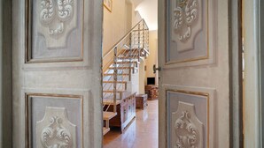 A grand staircase with ornate wall decorations and a wooden finish. - Ferrovia, Borgo Dei Pescatori Apartment with Sea View and Wi-Fi (Cervo)