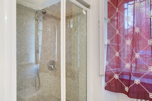Shower - Apartment 'Le Scale, Borgo Dei Pescatori' with Wi-Fi (Cervo)
