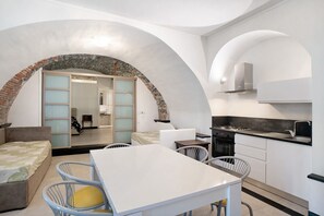 Fridge, oven, stovetop, cookware/dishes/utensils