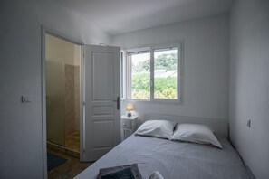 4 bedrooms, iron/ironing board, free WiFi, bed sheets