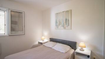 4 bedrooms, iron/ironing board, free WiFi, bed sheets