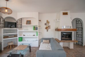 TV, fireplace