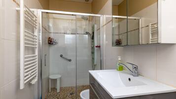Een douche, een haardroger, handdoeken