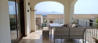 Vacation Home "Villa Vigna" with Sea View, Shared Pool & Wi-Fi
