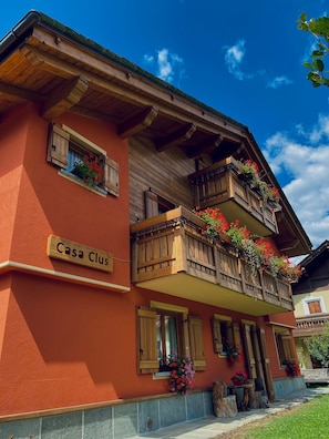 Un bâtiment doté d’un balcon en bois, de jardinières et d’une enseigne indiquant « Casa Club ».