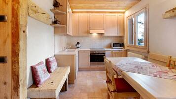 Frigorifero, microonde, forno, piano cottura