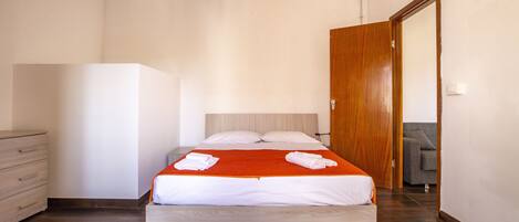 1 chambre, fer et planche à repasser, Wi-Fi gratuit, draps fournis