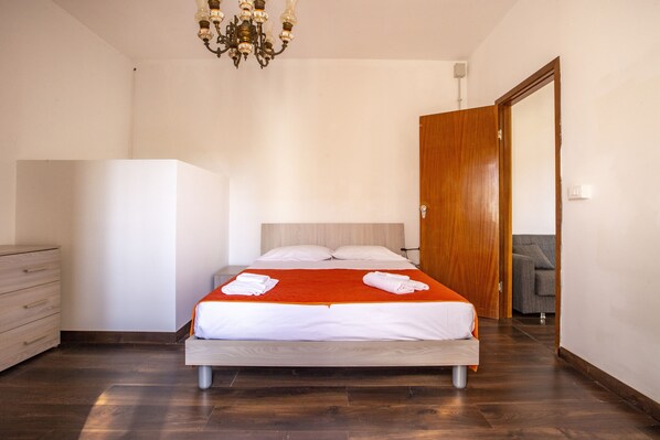 1 chambre, fer et planche à repasser, Wi-Fi gratuit, draps fournis