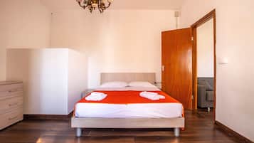 1 chambre, fer et planche Ă repasser, Wi-Fi gratuit, draps fournis