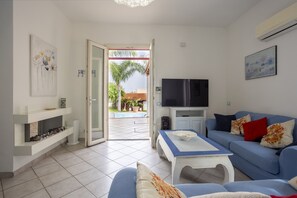 TV, fireplace - Villa "Riflessi d'Azzurro" with Sea View, Private Pool & Wi-Fi (Castelvetrano)