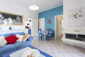 TV, fireplace - Villa "Riflessi d'Azzurro" with Sea View, Private Pool & Wi-Fi (Castelvetrano)