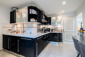 Køleskab, mikrobølgeovn, ovn, kogeplade