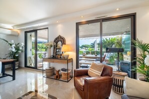 TV, DVD player, stereo - Apartment 'Les Hauts De Vaugrenier' with Private Terrace and Wi-Fi (Villeneuve-Loubet)