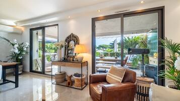 Televisión, reproductor de DVD y estéreo