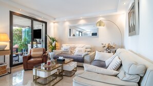 Un salon moderne avec un canapé, un fauteuil et une table basse.