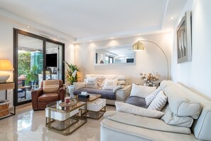 Tv, dvd-afspiller, stereoanlæg