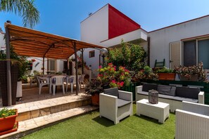 Outdoor dining - Apartment 'Casa Aurora Luxury' with Shared Pool, Wi-Fi and Air Conditioning (giuggianello)