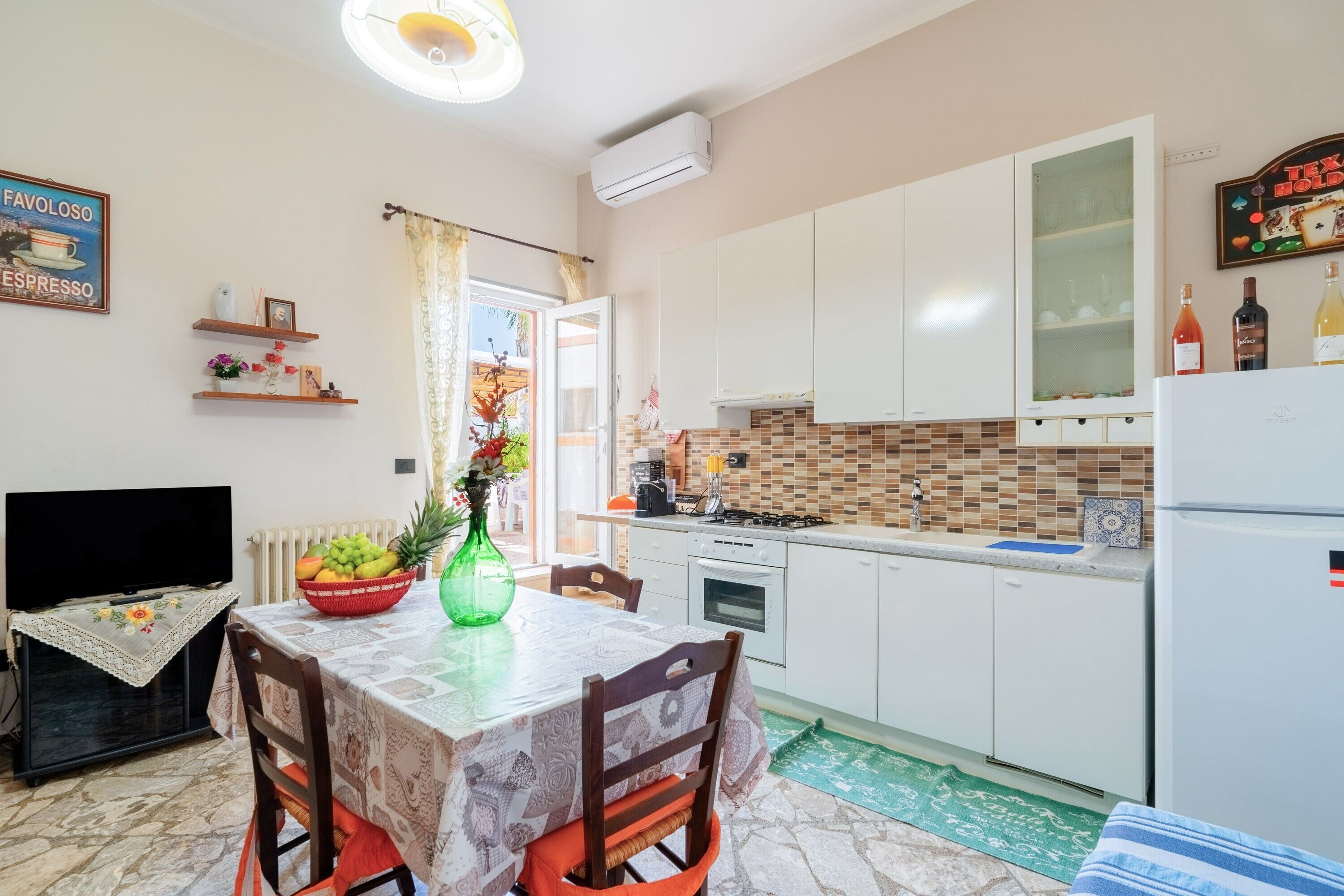 Fridge, oven, stovetop, coffee/tea maker