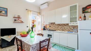 Fridge, oven, stovetop, coffee/tea maker