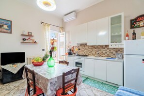 Refrigerador, horno, placa de cocina, cafetera/tetera