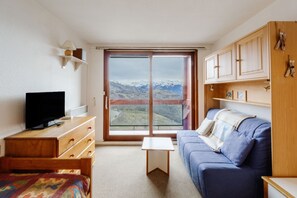 TV - Studio Apartment "Pied des Pistes" with Mountain View & Shared Pool (Villarembert)