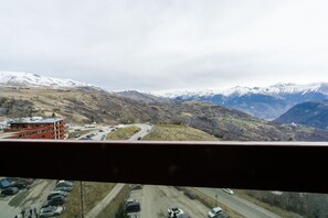 Interior - Studio Apartment "Pied des Pistes" with Mountain View & Shared Pool (Villarembert)