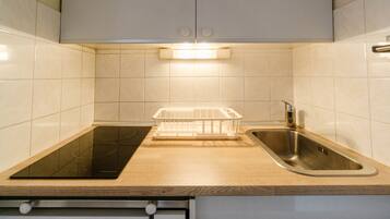 Køleskab, mikrobølgeovn, ovn, kogeplade