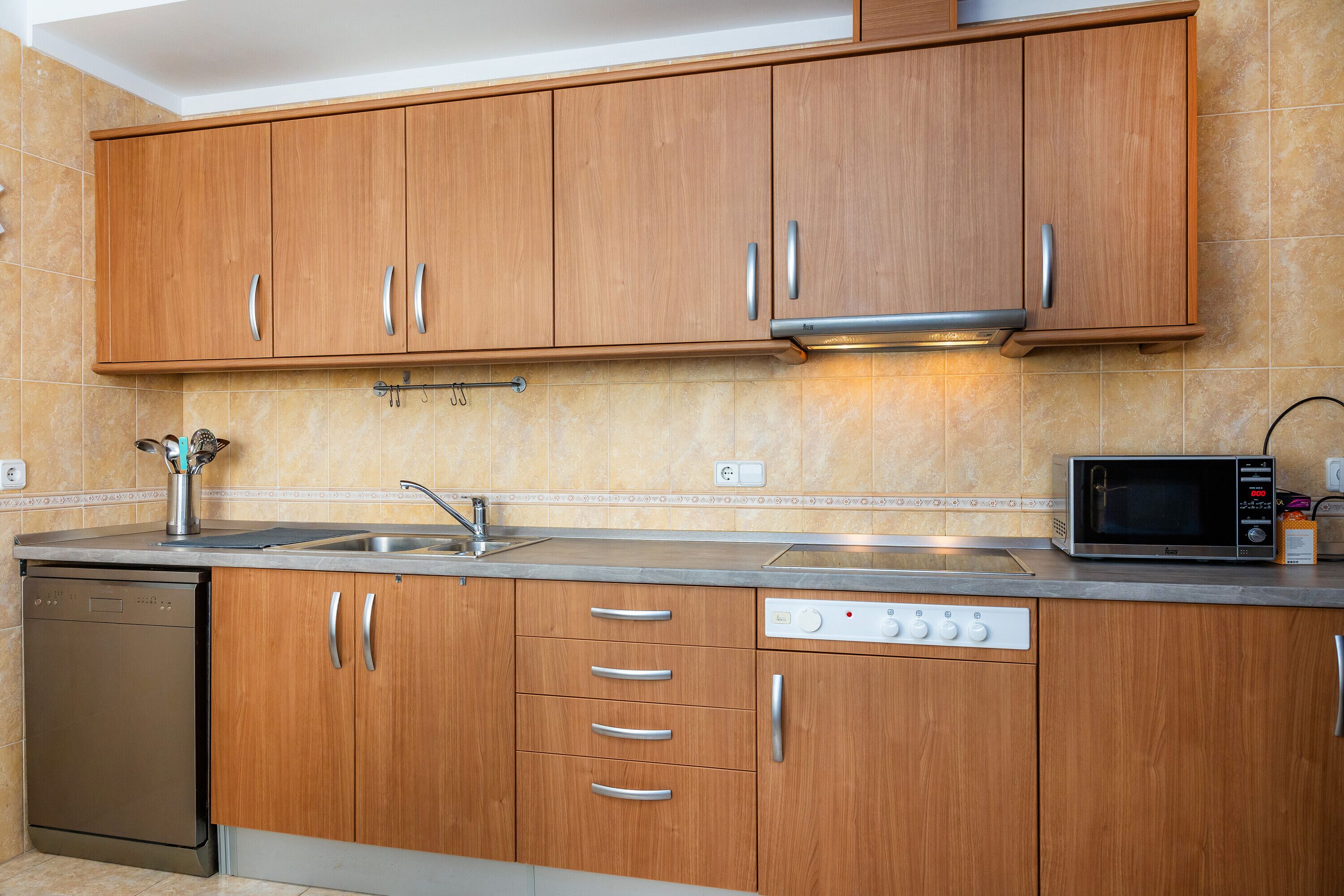 Jääkaappi, mikroaaltouuni, liesi, astianpesukone