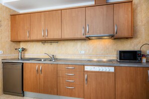 Kjøleskap, mikrobølgeovn, kokeplater og oppvaskmaskin