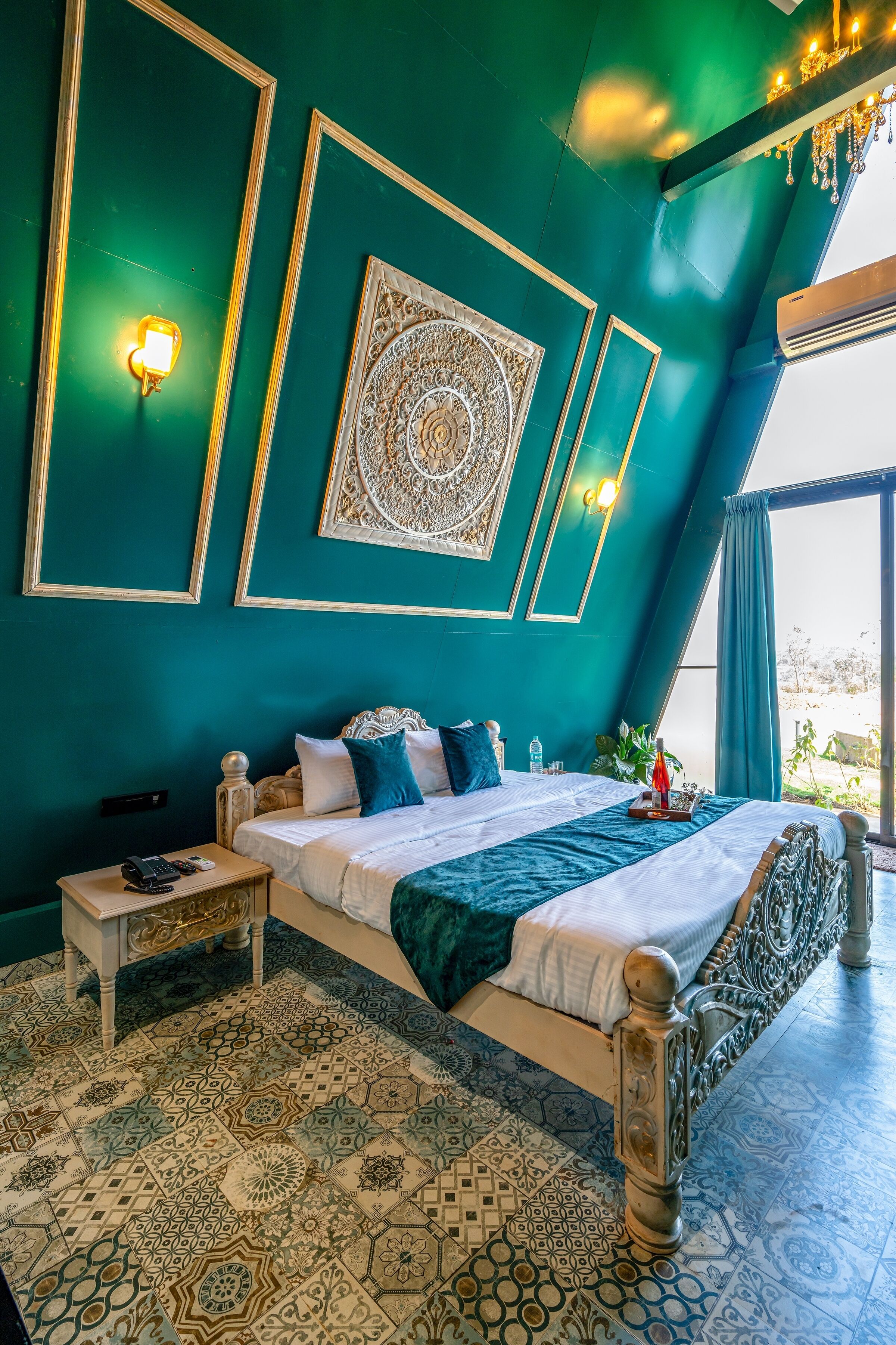 Un dormitorio con una cama grande, una mesita de noche y vistas al exterior.