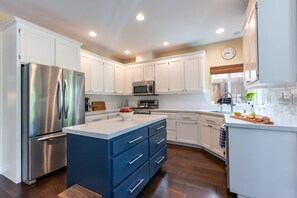 Fridge, microwave, oven, stovetop - Luxurious 3 Bedroom with Hot Tub in Serene Sonoma Oasis (Sonoma)