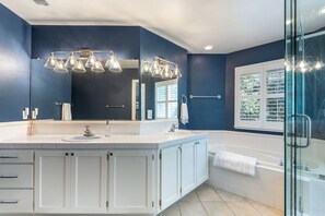Hair dryer - Luxurious 3 Bedroom with Hot Tub in Serene Sonoma Oasis (Sonoma)