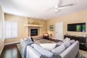 Televisión y chimenea 