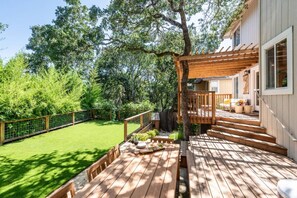 Terrace/patio - Luxurious 3 Bedroom with Hot Tub in Serene Sonoma Oasis (Sonoma)