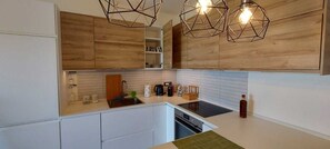 Geladeira, fogão, cooktop, lava-louças