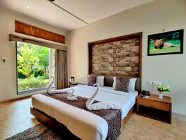 Tabla de planchar con plancha y ropa de cama 