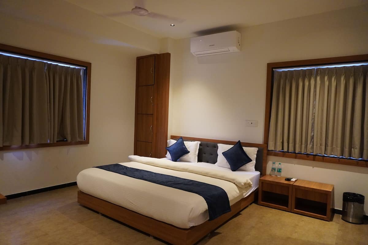 Standard Room | Iron/ironing board, bed sheets