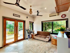 32-inch LED TV with satellite channels - Lion Signature Family Resort (Talala)