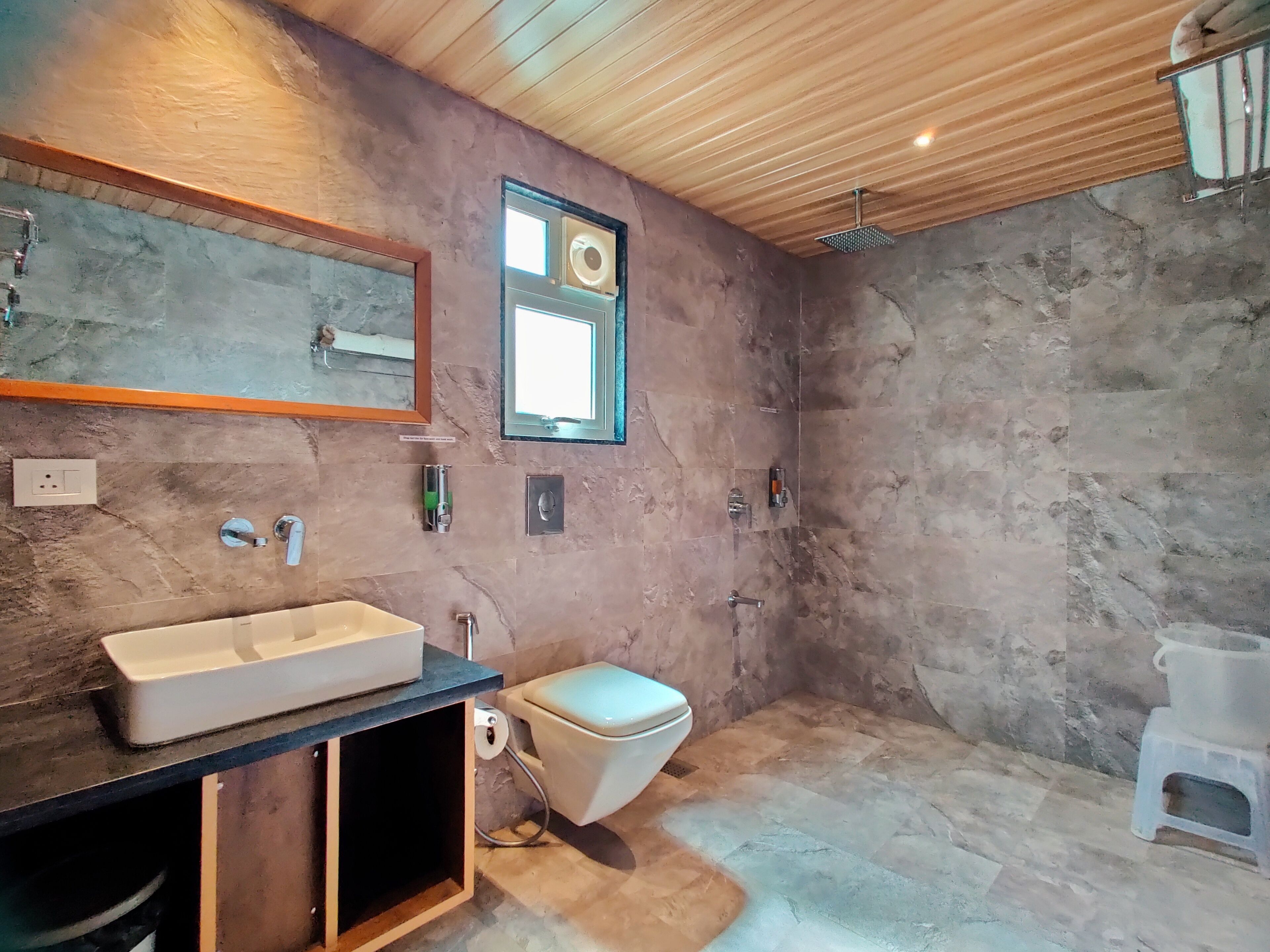 Un baño con lavamanos, inodoro y ducha.